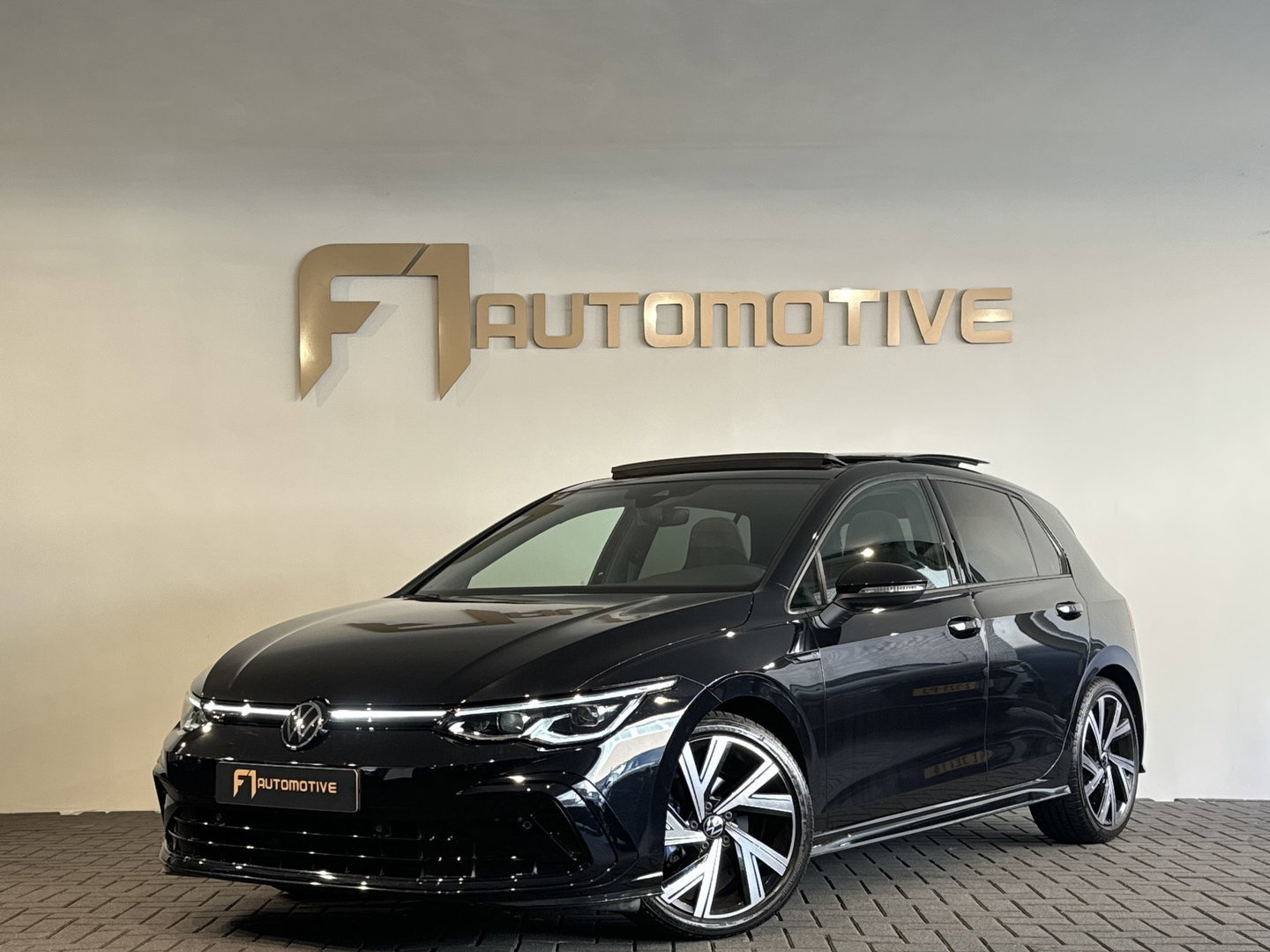Volkswagen Golf 1.5 eTSI R-Line Pano|Keyless|ACC|Trekhaak|Lane Assist