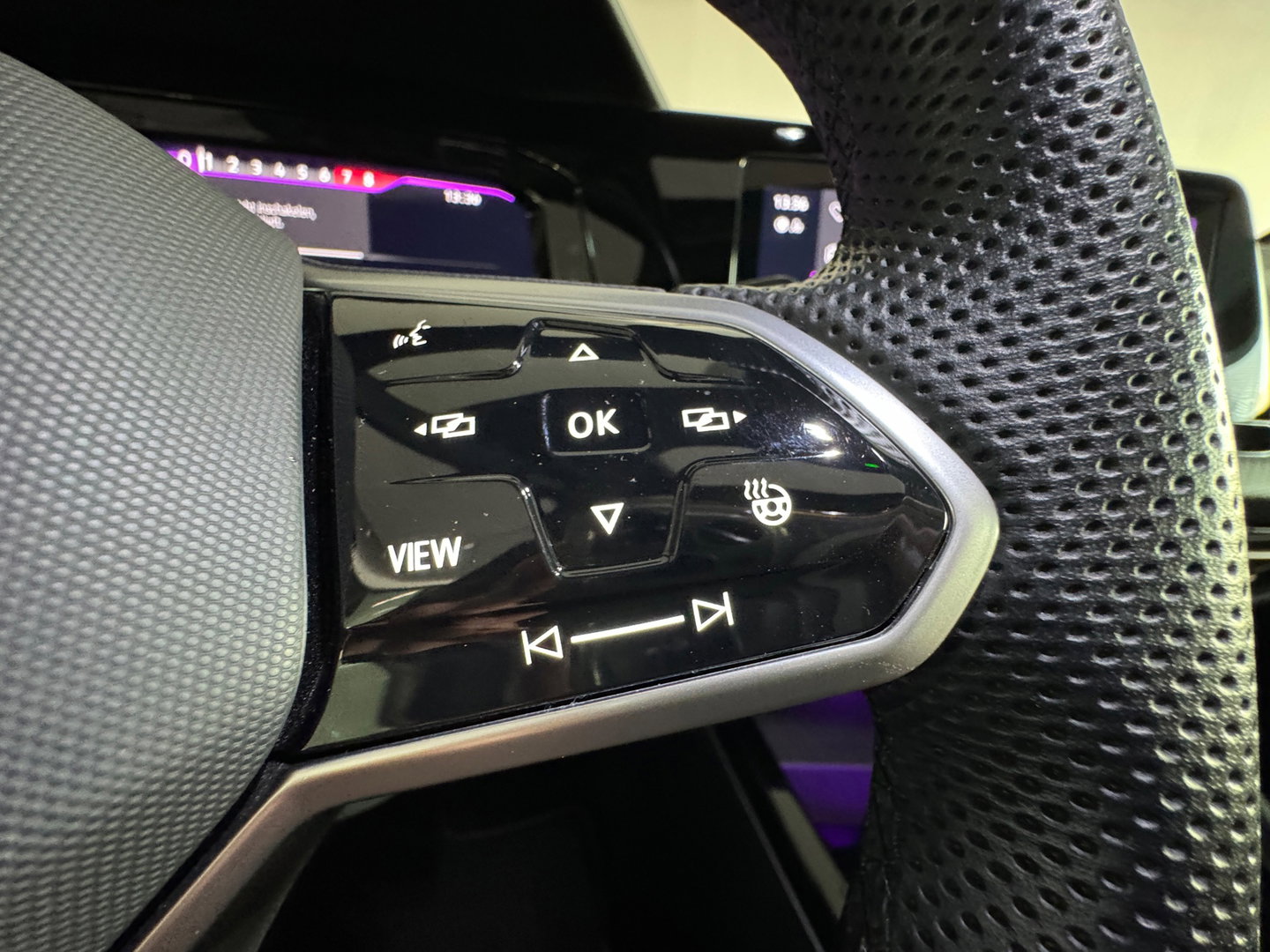 Volkswagen Golf 1.5 eTSI R-Line Pano|Keyless|ACC|Trekhaak|Lane Assist