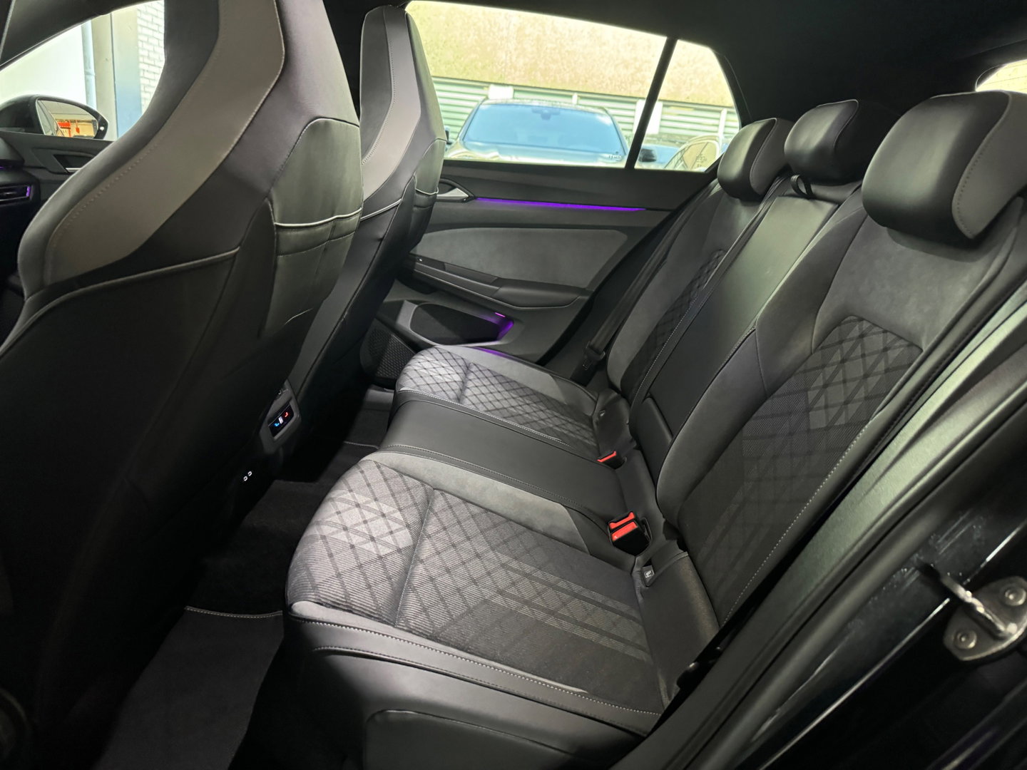 Volkswagen Golf 1.5 eTSI R-Line Pano|Keyless|ACC|Trekhaak|Lane Assist