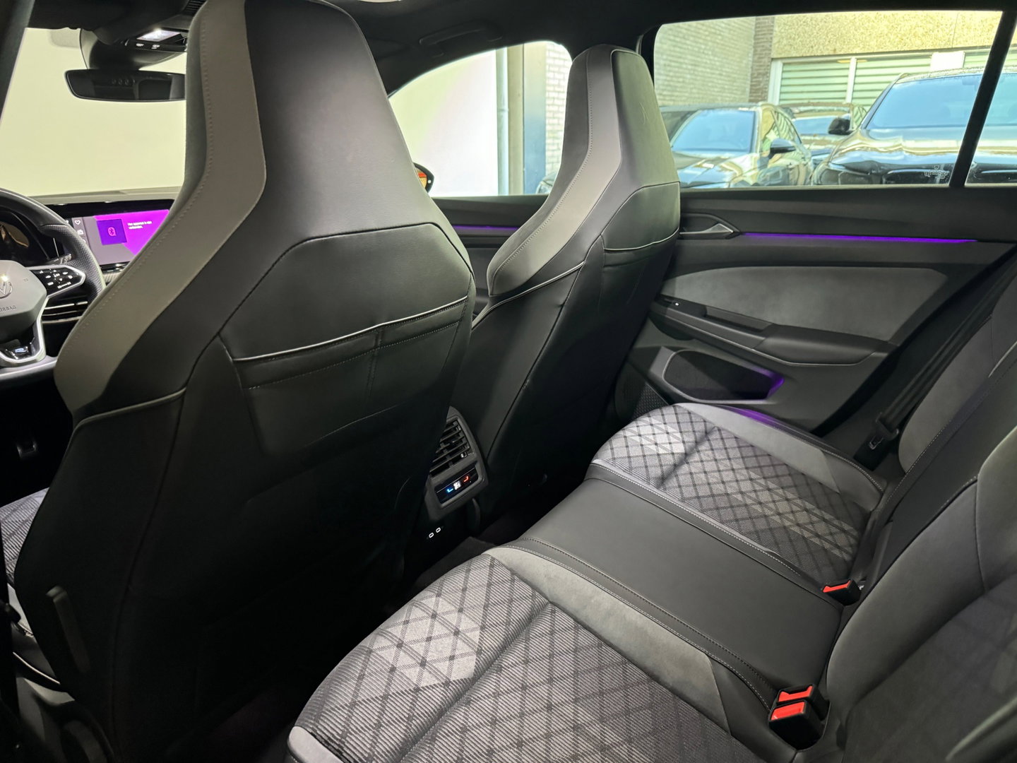 Volkswagen Golf 1.5 eTSI R-Line Pano|Keyless|ACC|Trekhaak|Lane Assist