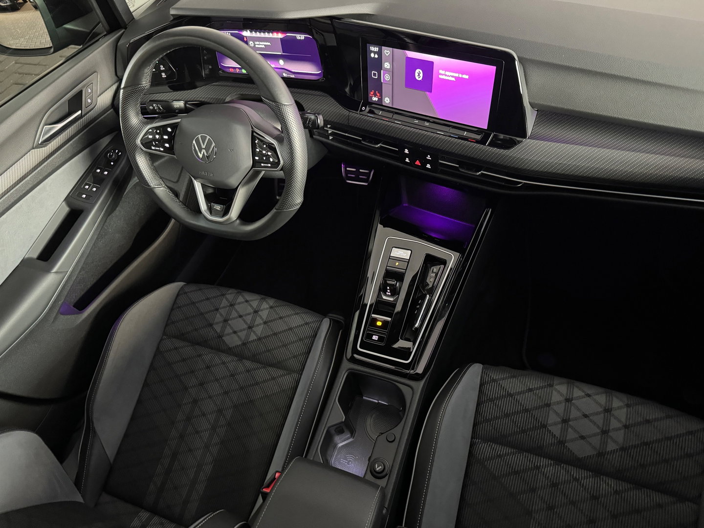 Volkswagen Golf 1.5 eTSI R-Line Pano|Keyless|ACC|Trekhaak|Lane Assist