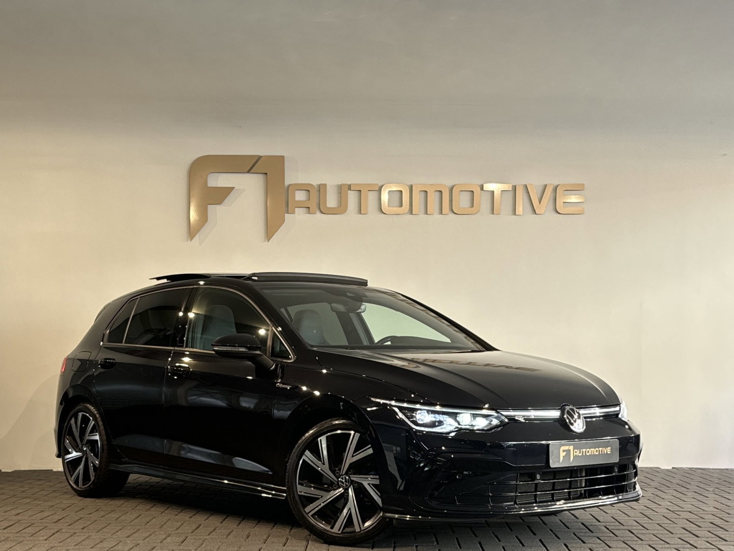 Volkswagen Golf 1.5 eTSI R-Line Pano|Keyless|ACC|Trekhaak|Lane Assist