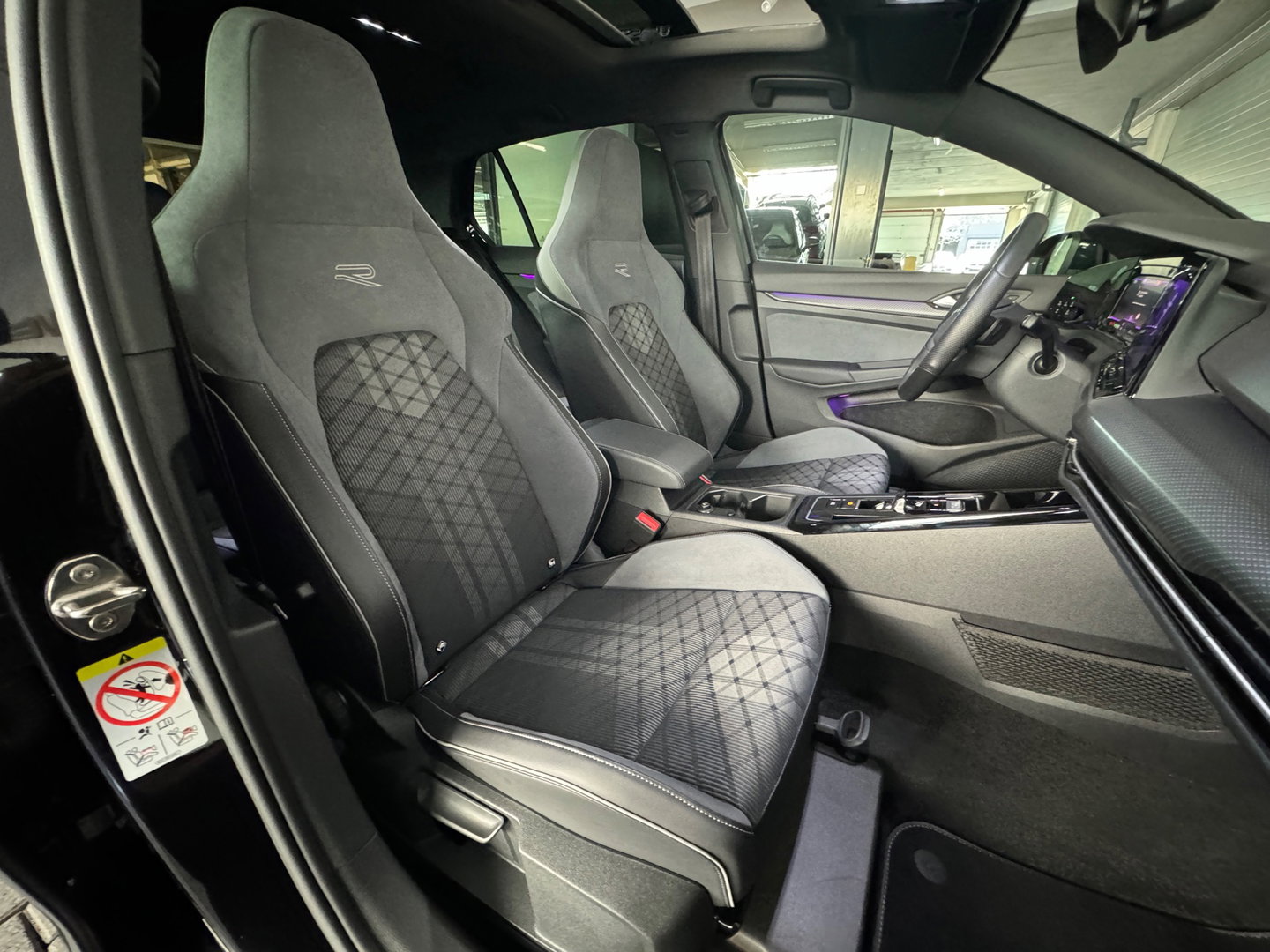 Volkswagen Golf 1.5 eTSI R-Line Pano|Keyless|ACC|Trekhaak|Lane Assist