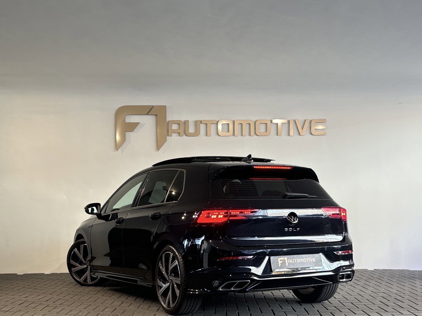 Volkswagen Golf 1.5 eTSI R-Line Pano|Keyless|ACC|Trekhaak|Lane Assist