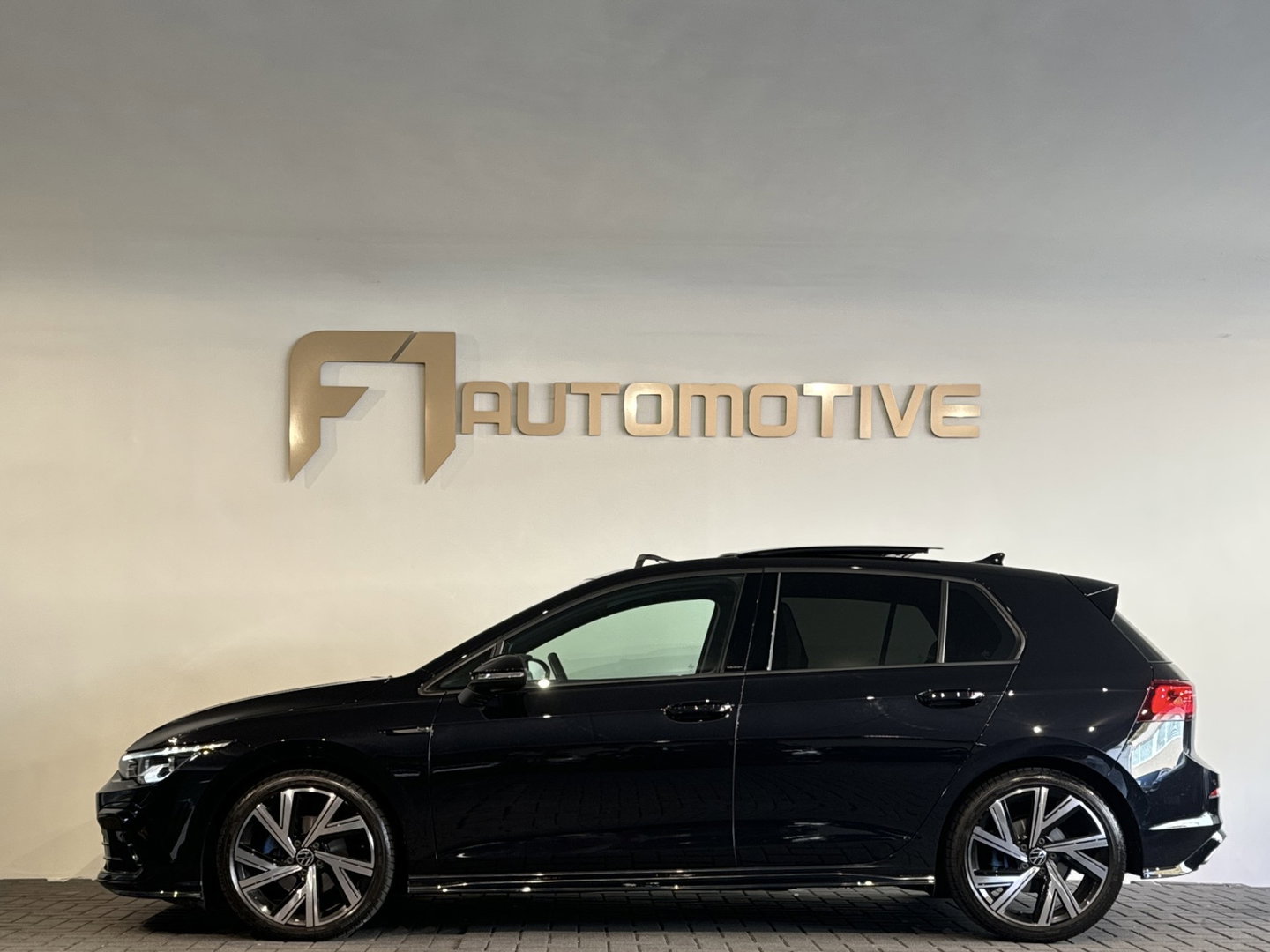 Volkswagen Golf 1.5 eTSI R-Line Pano|Keyless|ACC|Trekhaak|Lane Assist