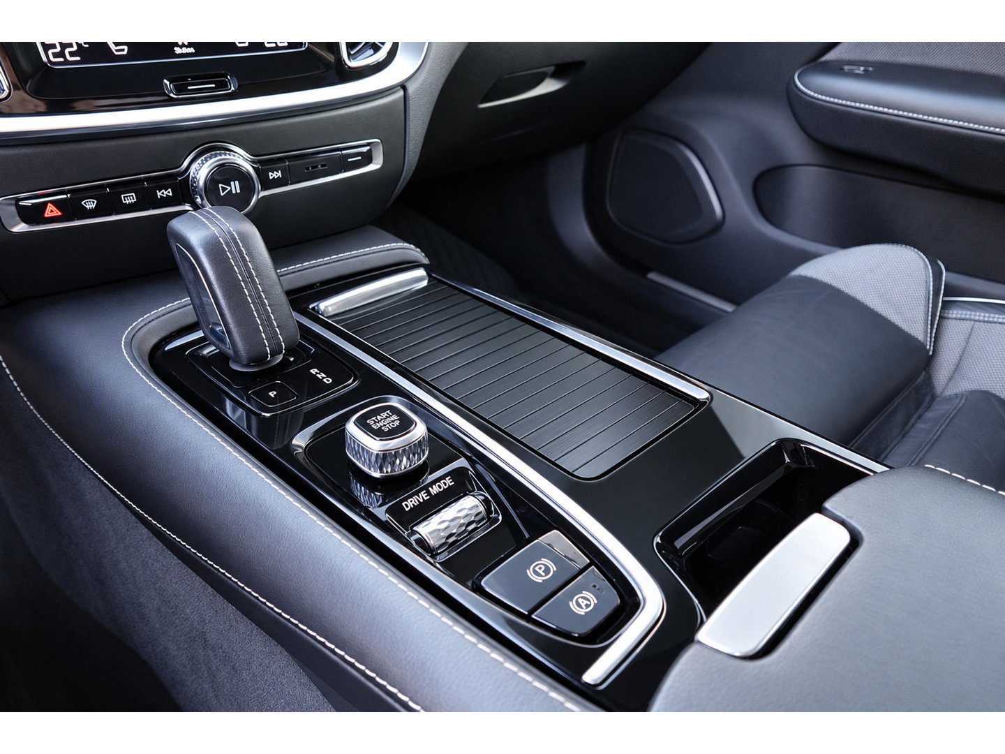 Volvo S60 2.0 T8 AWD Twin Engine R-Design PANO H&K KEYLESS