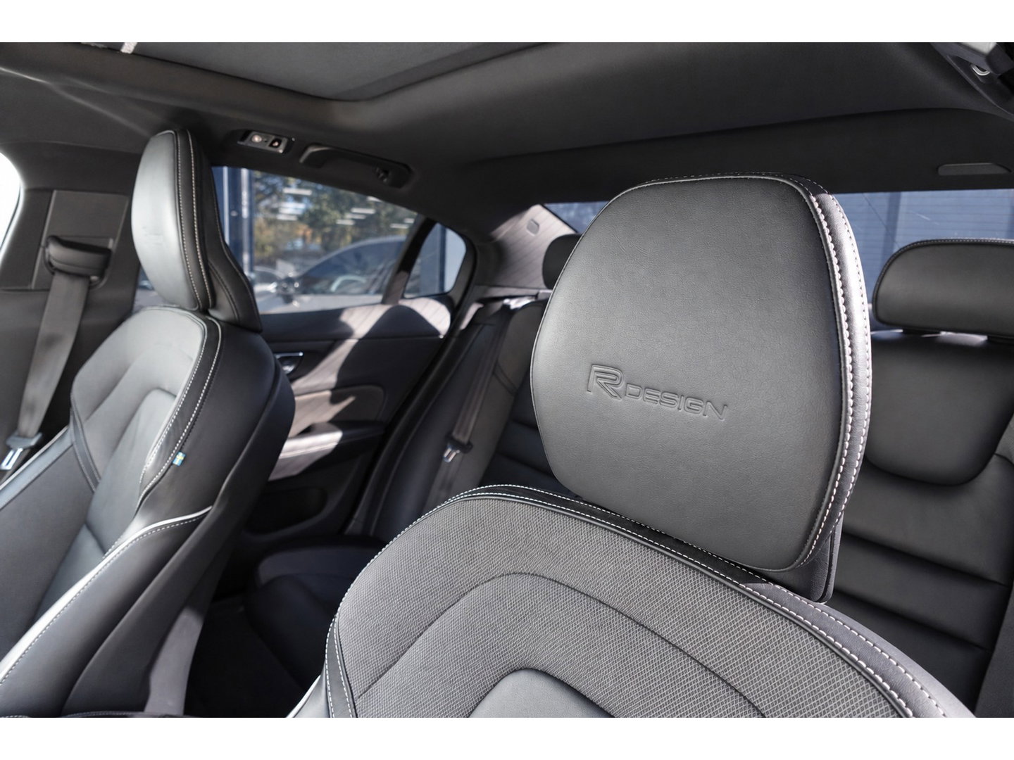 Volvo S60 2.0 T8 AWD Twin Engine R-Design PANO H&K KEYLESS