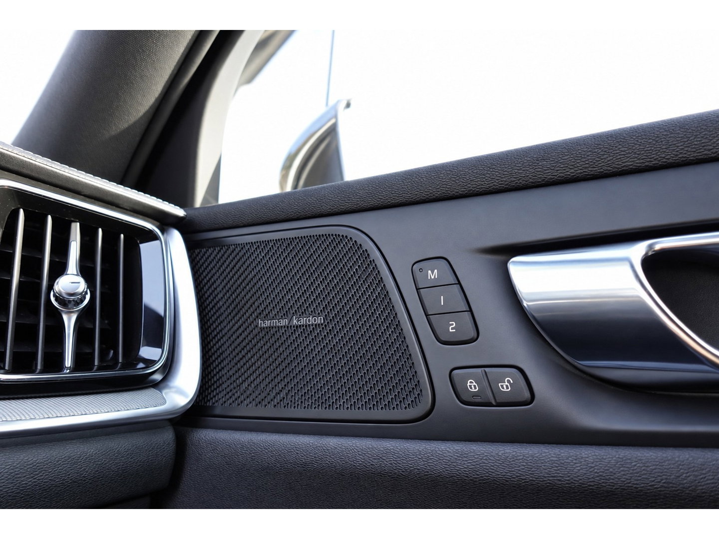 Volvo S60 2.0 T8 AWD Twin Engine R-Design PANO H&K KEYLESS