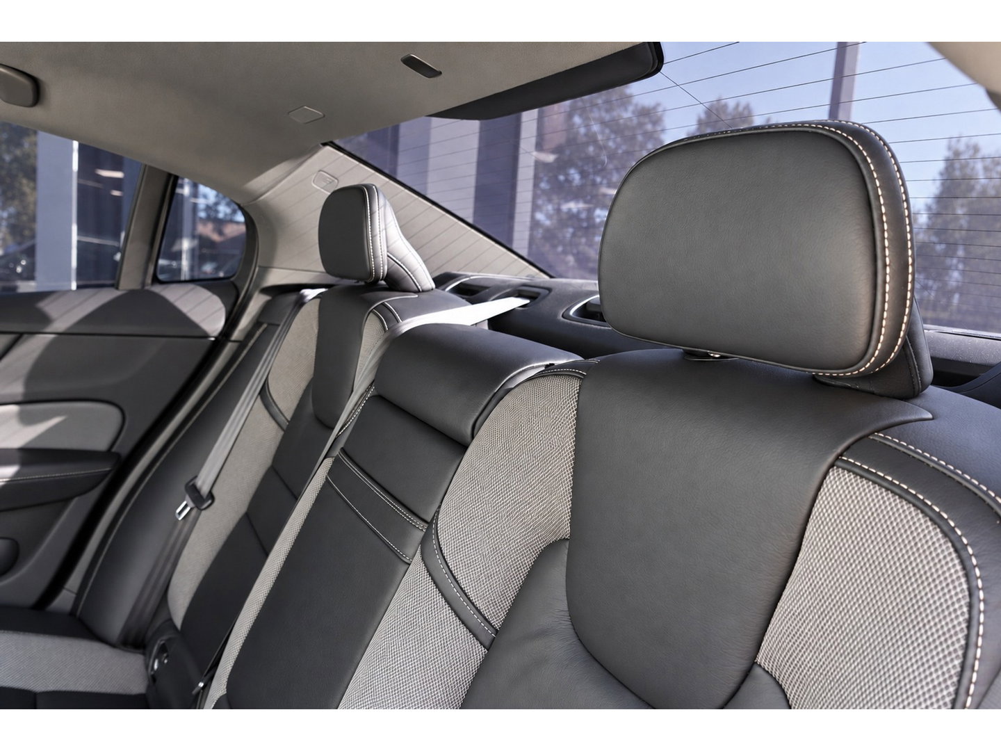 Volvo S60 2.0 T8 AWD Twin Engine R-Design PANO H&K KEYLESS