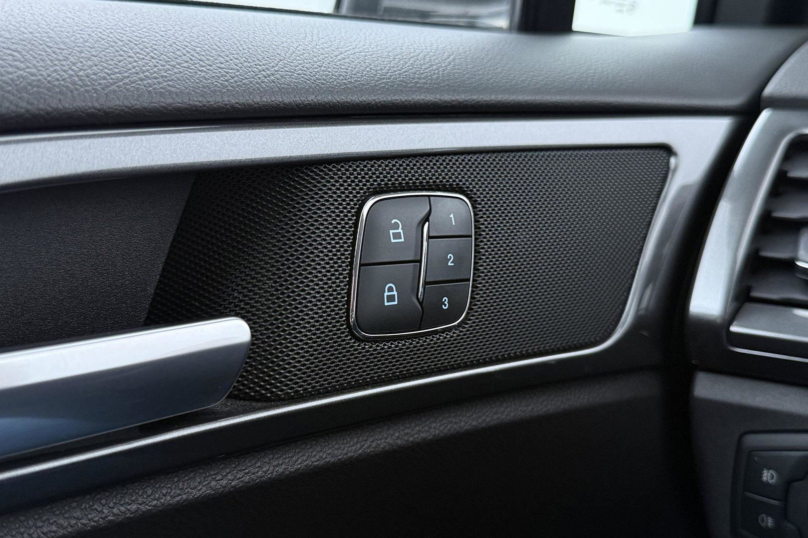 Ford Mondeo Wagon 2.0 IVCT HEV Titanium | ACC | BLIS | Camera | Keyless | Stoelverwarming | Adaptieve LED | Verwarmde voorruit | Parkeerassistent
