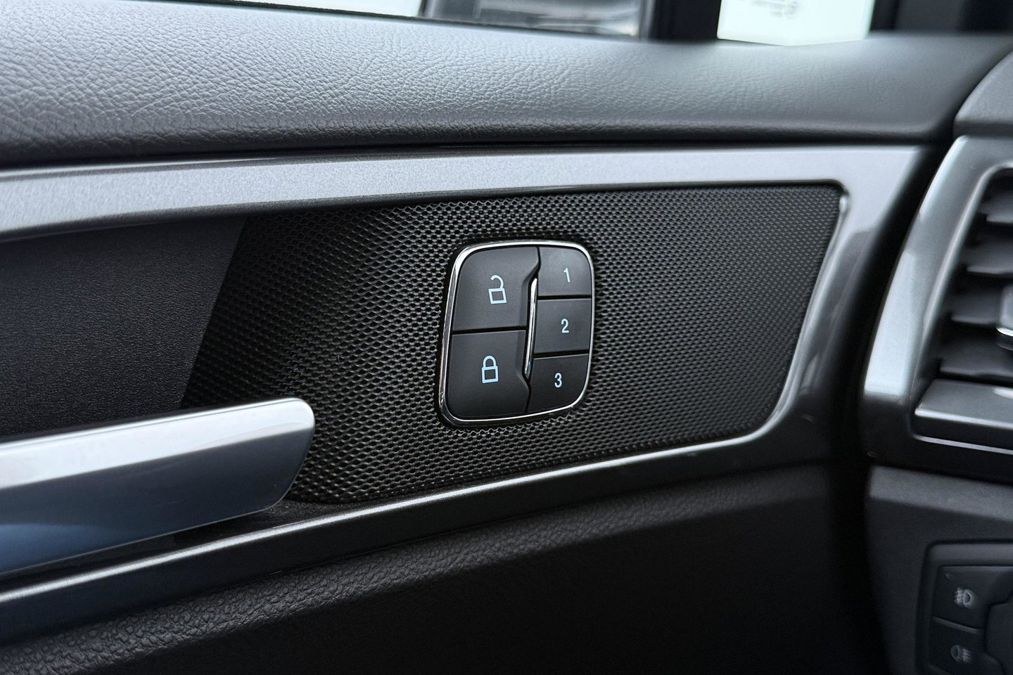 Ford Mondeo Wagon 2.0 IVCT HEV Titanium | ACC | BLIS | Camera | Keyless | Stoelverwarming | Adaptieve LED | Verwarmde voorruit | Parkeerassistent