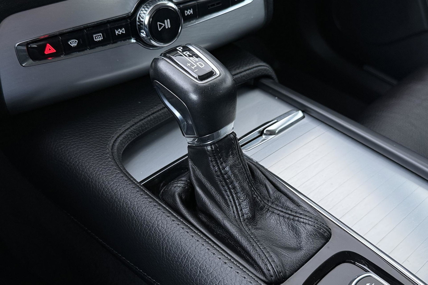 Volvo XC90 2.0 D4 Momentum | ACC | Camera | Park Assist | Stoelverwarming | Voorruitverwarming | Navigatie