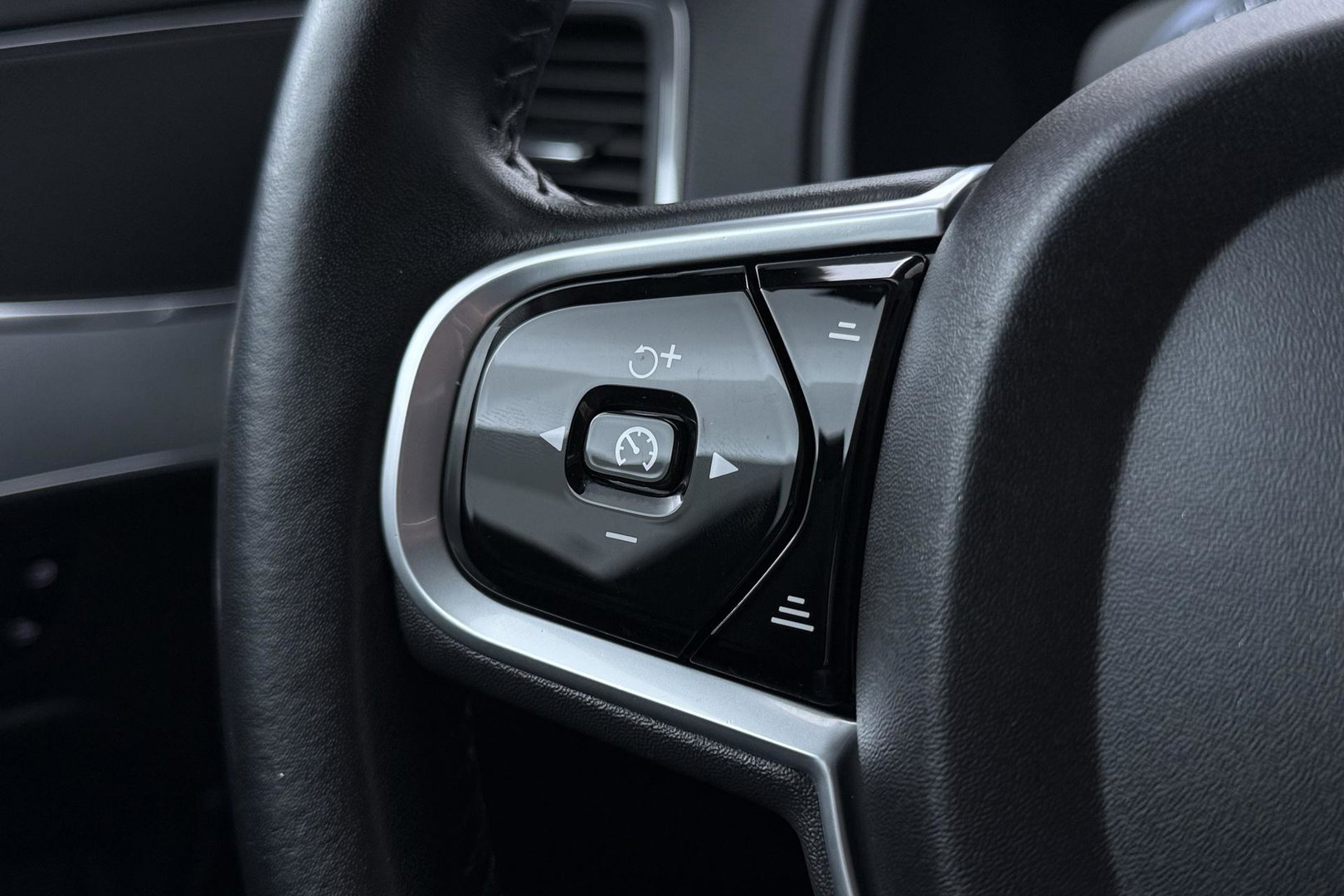 Volvo XC90 2.0 D4 Momentum | ACC | Camera | Park Assist | Stoelverwarming | Voorruitverwarming | Navigatie