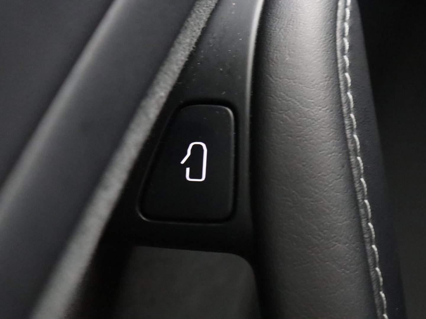 Tesla Model 3 Long Range AWD 75 kWh | SOH 92,1% | Panoramadak | Leder | Stoelverwarming | Camera | Park assist | Climate control | 18" velgen