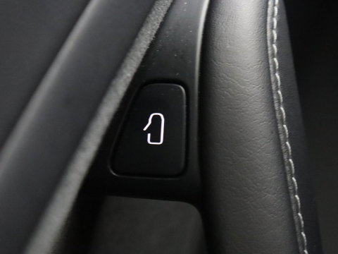 Tesla Model 3 Long Range AWD 75 kWh | SOH 92,1% | Panoramadak | Leder | Stoelverwarming | Camera | Park assist | Climate control | 18" velgen