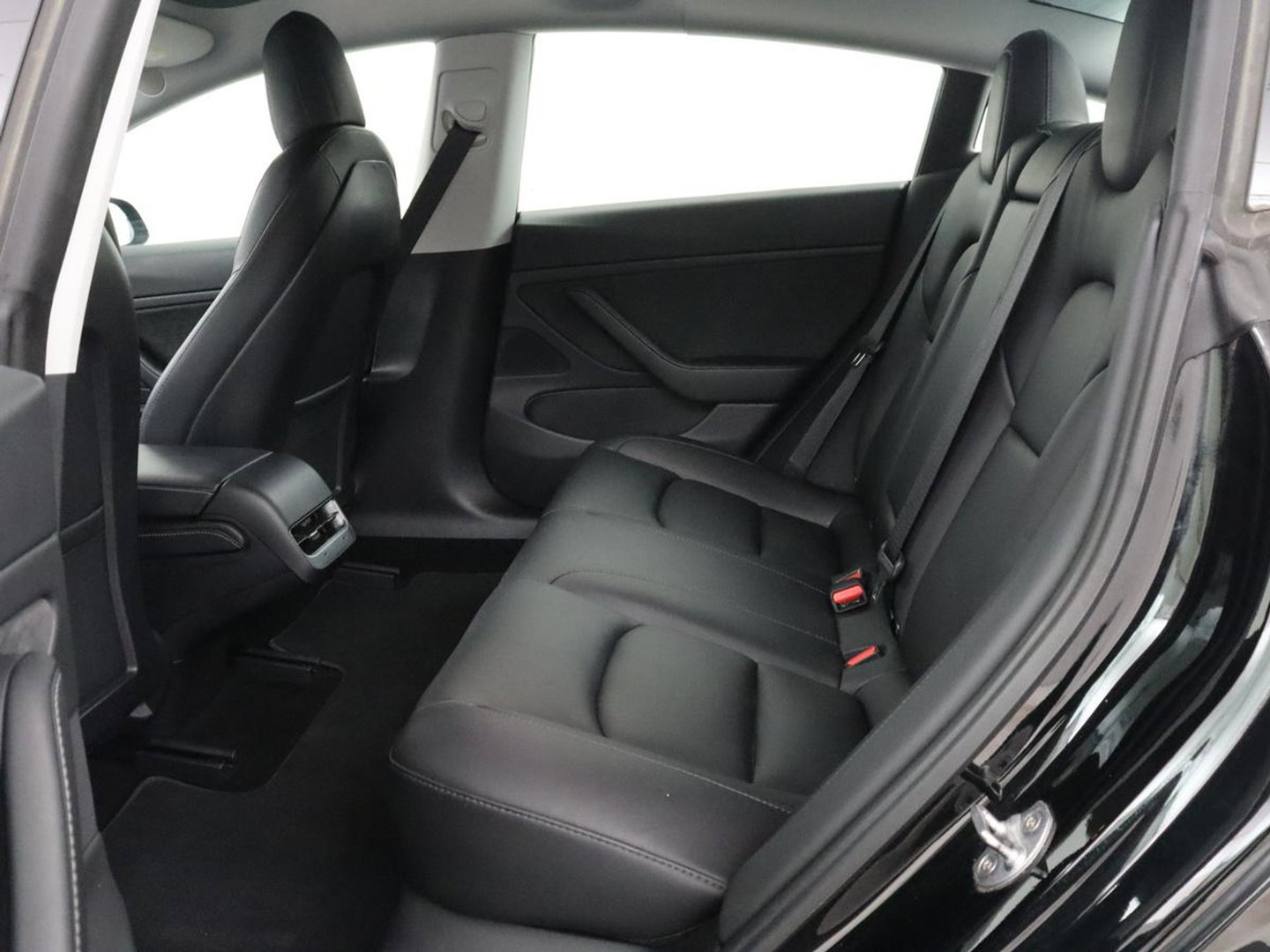 Tesla Model 3 Long Range AWD 75 kWh | SOH 92,1% | Panoramadak | Leder | Stoelverwarming | Camera | Park assist | Climate control | 18" velgen