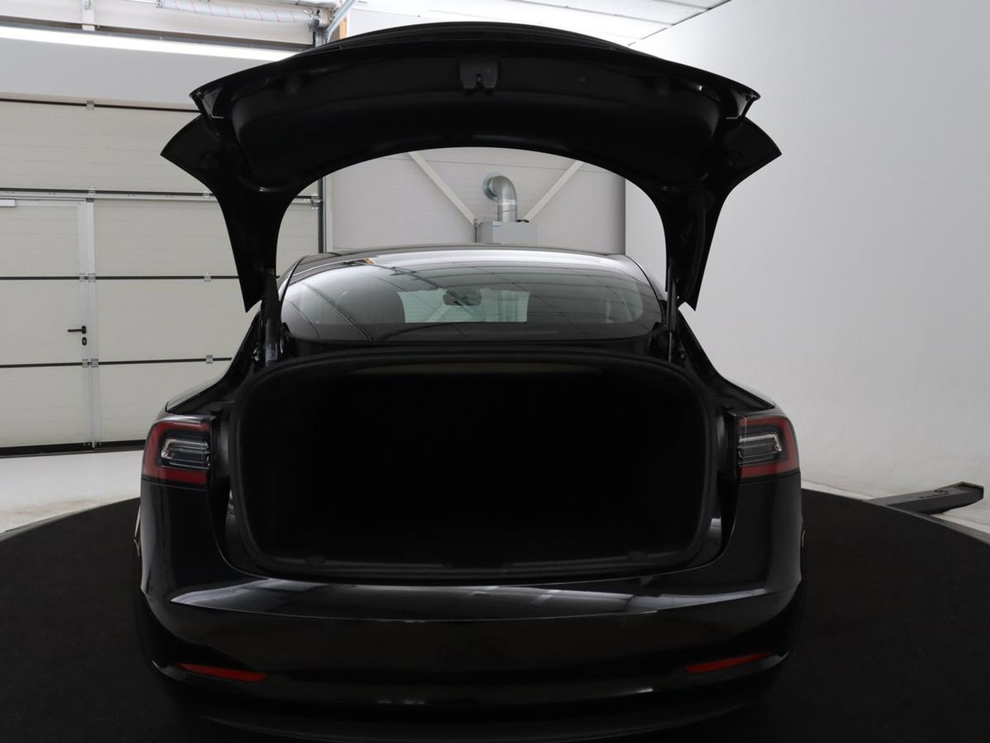 Tesla Model 3 Long Range AWD 75 kWh | SOH 92,1% | Panoramadak | Leder | Stoelverwarming | Camera | Park assist | Climate control | 18" velgen