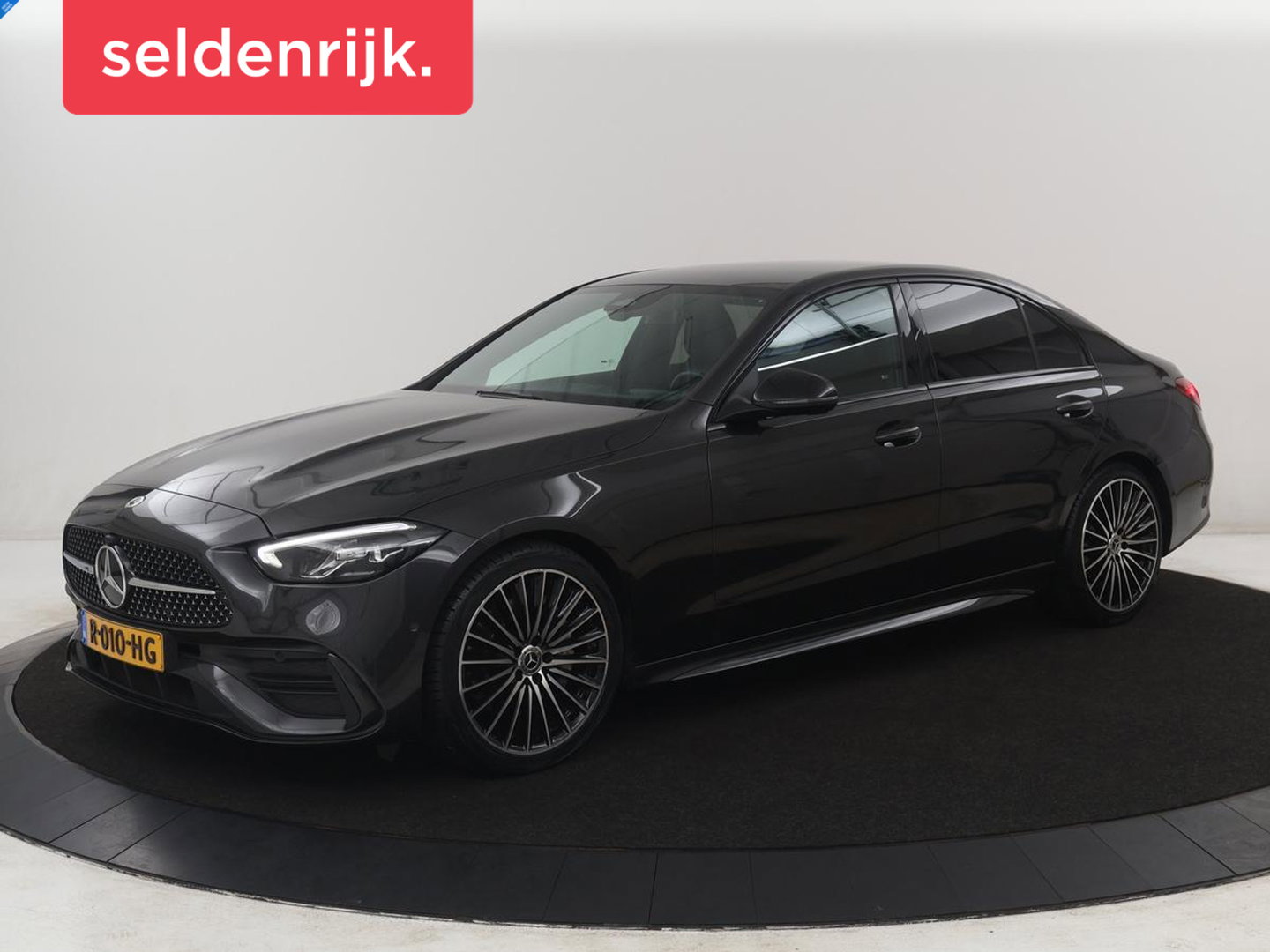 Mercedes-Benz C-Klasse 200 Launch Edition AMG Line | Leder | Cruise control | Stoelverwarming | Camera | Park assist | Sfeerverlichting | 19" velgen