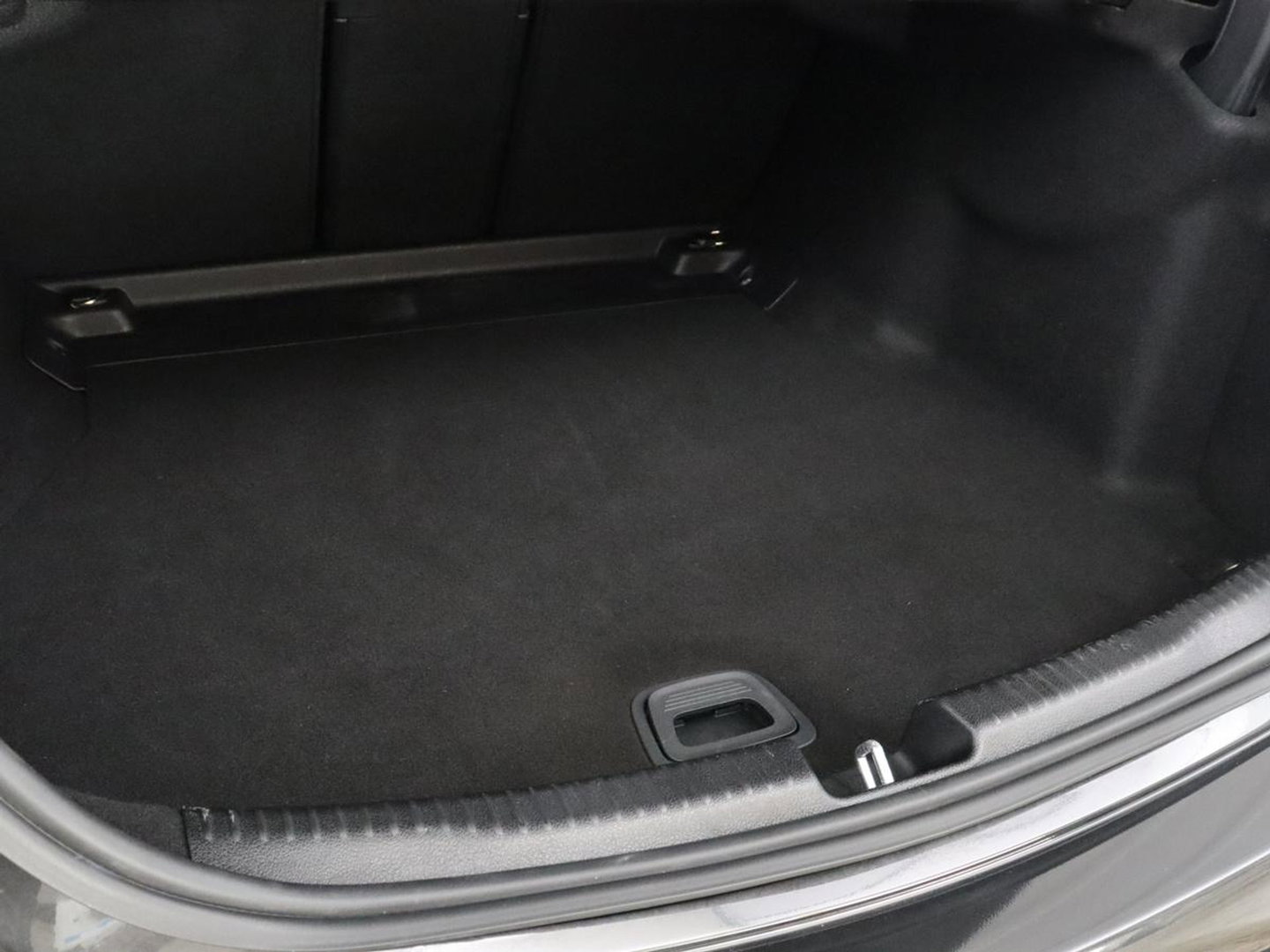 Mercedes-Benz C-Klasse 200 Launch Edition AMG Line | Leder | Cruise control | Stoelverwarming | Camera | Park assist | Sfeerverlichting | 19" velgen