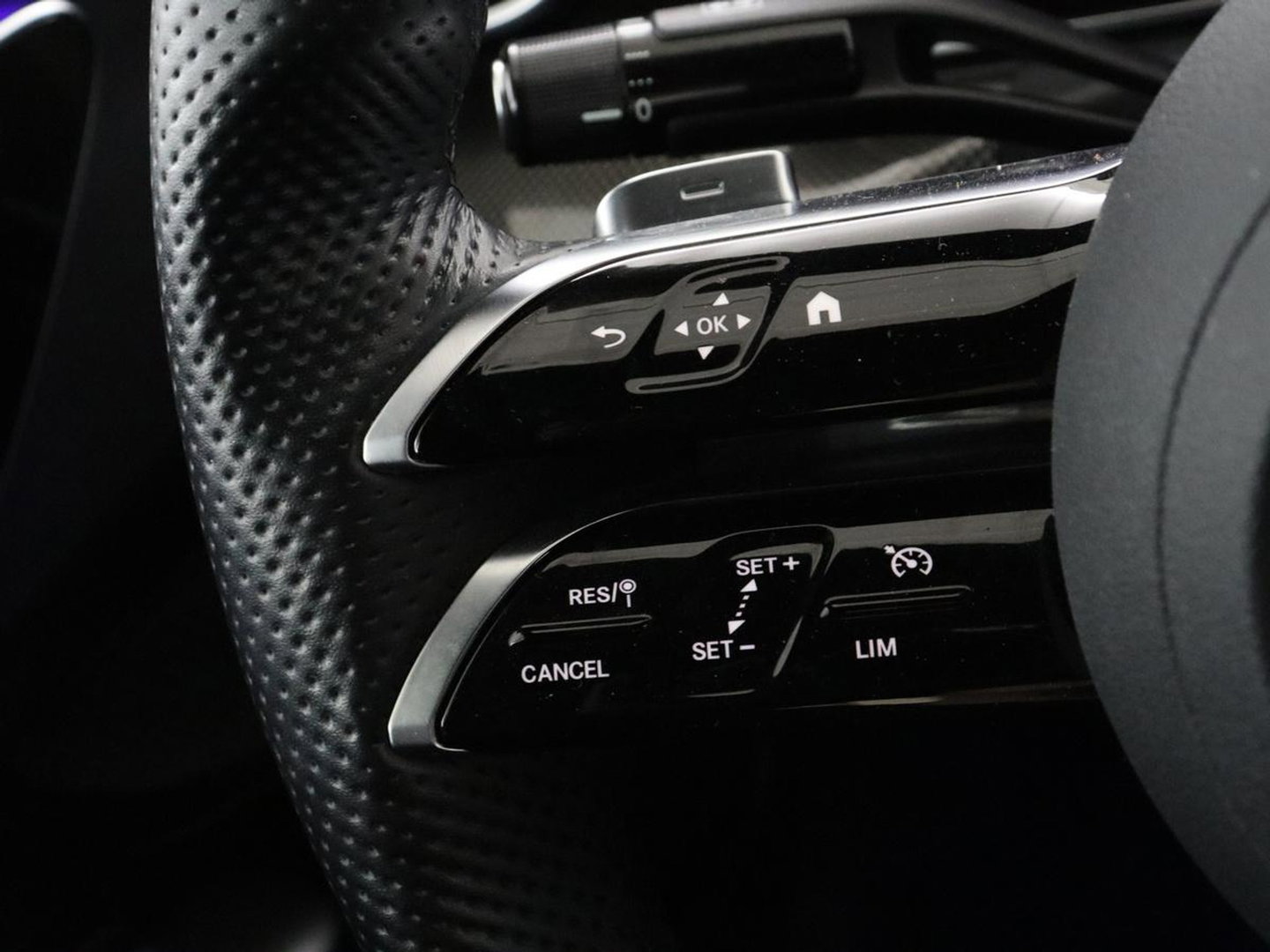Mercedes-Benz C-Klasse 200 Launch Edition AMG Line | Leder | Cruise control | Stoelverwarming | Camera | Park assist | Sfeerverlichting | 19" velgen
