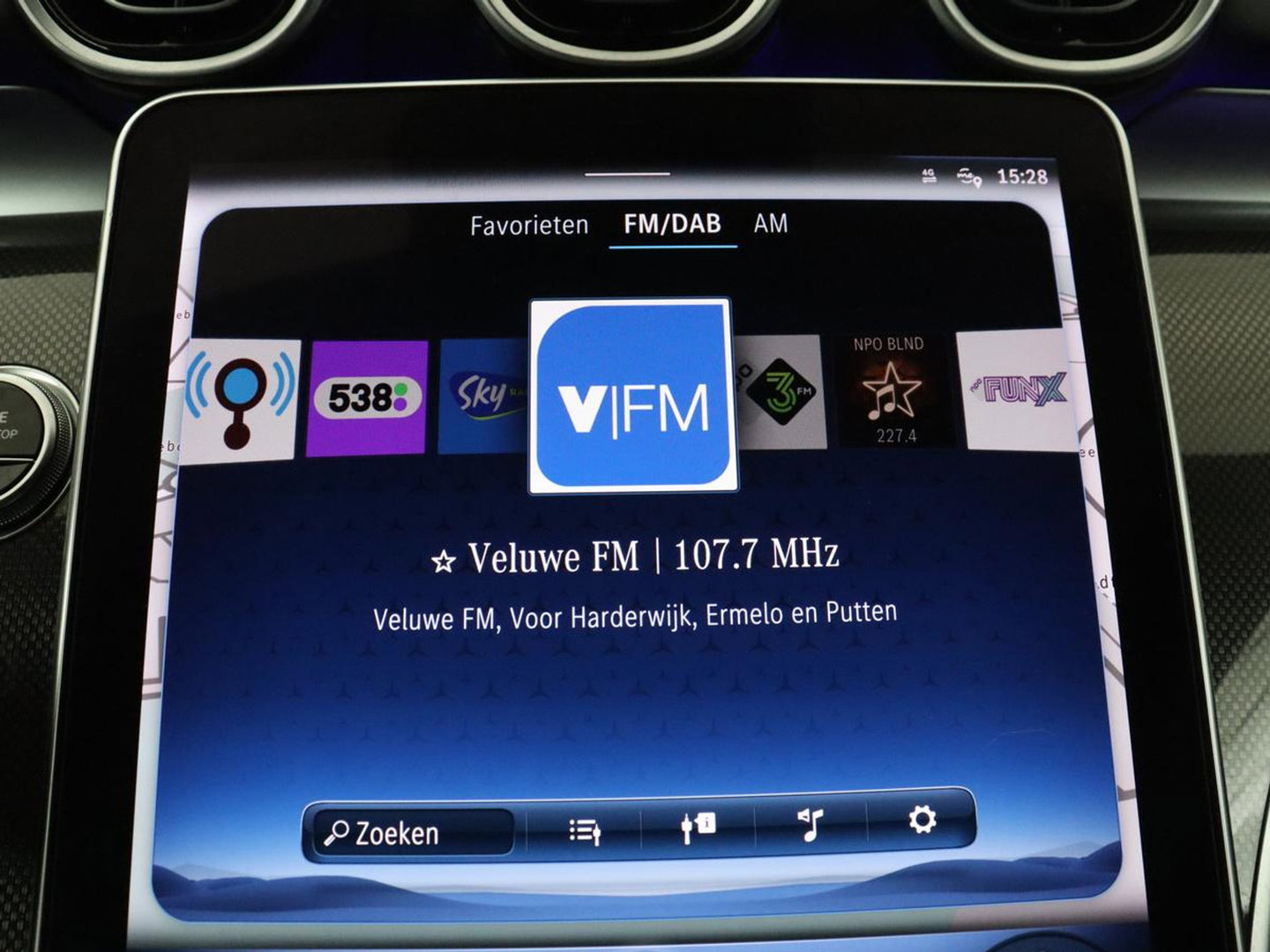 Mercedes-Benz C-Klasse 200 Launch Edition AMG Line | Leder | Cruise control | Stoelverwarming | Camera | Park assist | Sfeerverlichting | 19" velgen