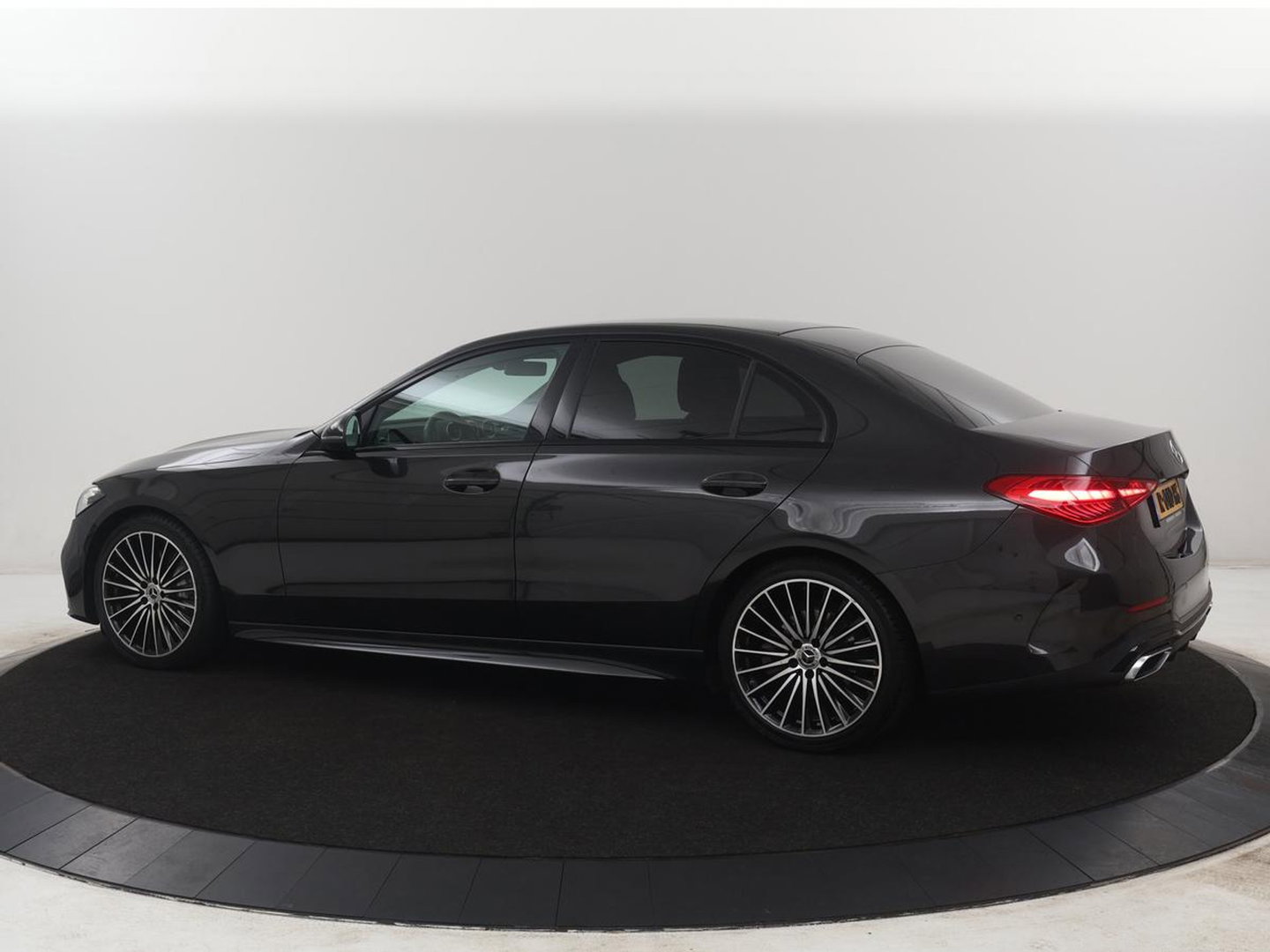 Mercedes-Benz C-Klasse 200 Launch Edition AMG Line | Leder | Cruise control | Stoelverwarming | Camera | Park assist | Sfeerverlichting | 19" velgen