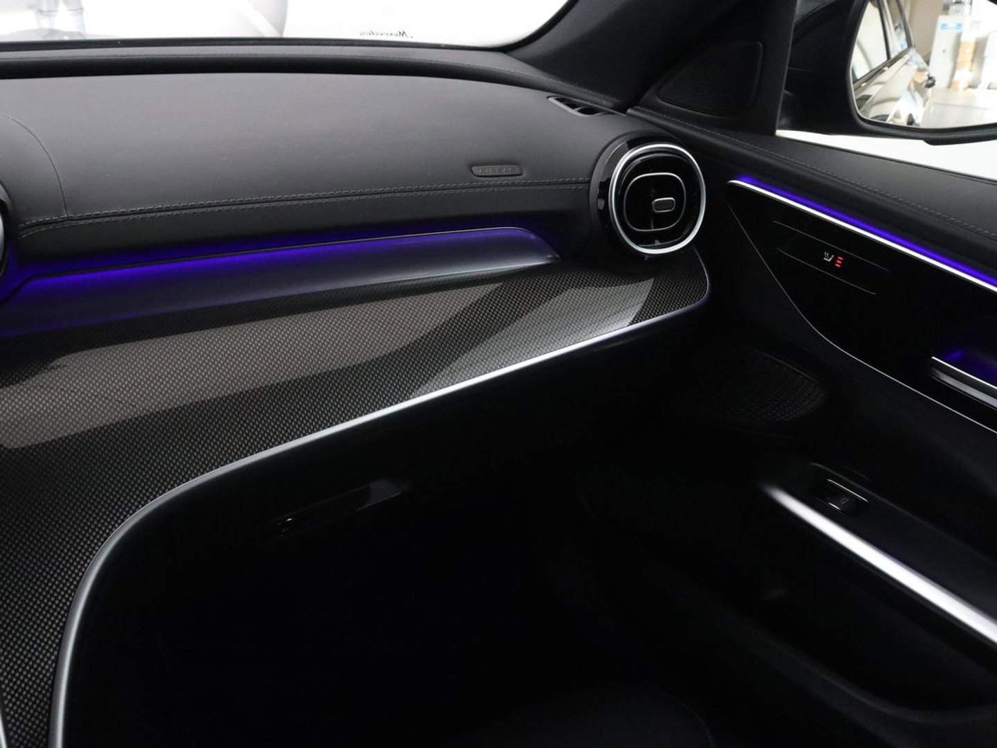 Mercedes-Benz C-Klasse 200 Launch Edition AMG Line | Leder | Cruise control | Stoelverwarming | Camera | Park assist | Sfeerverlichting | 19" velgen