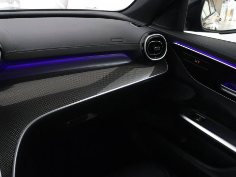 Mercedes-Benz C-Klasse 200 Launch Edition AMG Line | Leder | Cruise control | Stoelverwarming | Camera | Park assist | Sfeerverlichting | 19" velgen