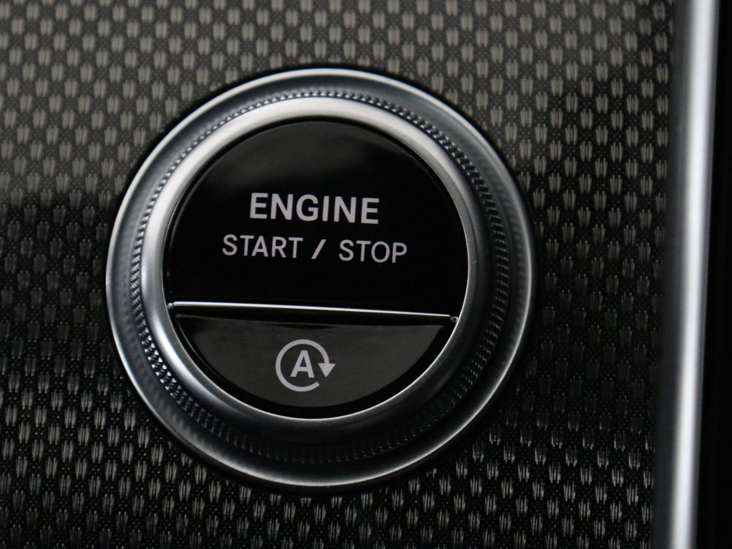 Mercedes-Benz C-Klasse 200 Launch Edition AMG Line | Leder | Cruise control | Stoelverwarming | Camera | Park assist | Sfeerverlichting | 19" velgen