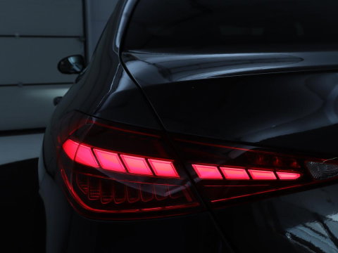 Mercedes-Benz C-Klasse 200 Launch Edition AMG Line | Leder | Cruise control | Stoelverwarming | Camera | Park assist | Sfeerverlichting | 19" velgen