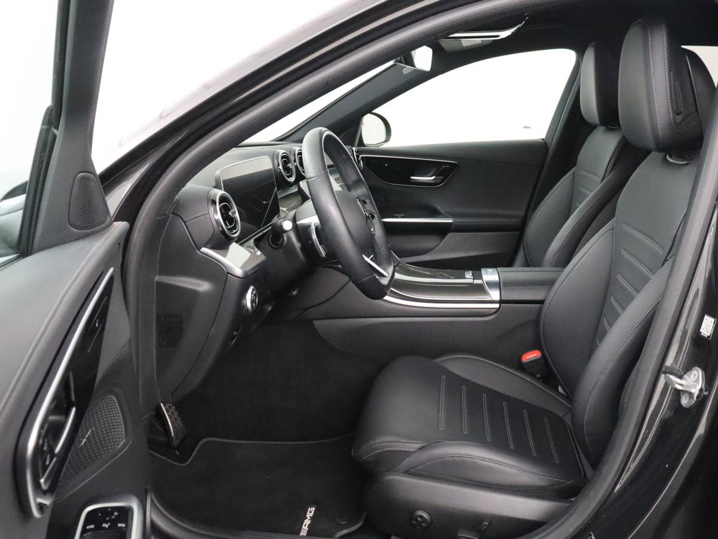 Mercedes-Benz C-Klasse 200 Launch Edition AMG Line | Leder | Cruise control | Stoelverwarming | Camera | Park assist | Sfeerverlichting | 19" velgen