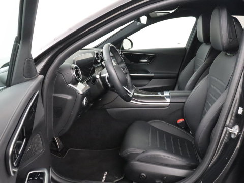 Mercedes-Benz C-Klasse 200 Launch Edition AMG Line | Leder | Cruise control | Stoelverwarming | Camera | Park assist | Sfeerverlichting | 19" velgen
