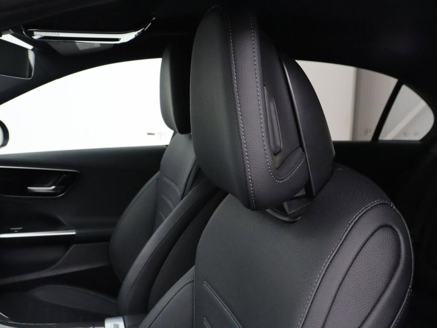 Mercedes-Benz C-Klasse 200 Launch Edition AMG Line | Leder | Cruise control | Stoelverwarming | Camera | Park assist | Sfeerverlichting | 19" velgen