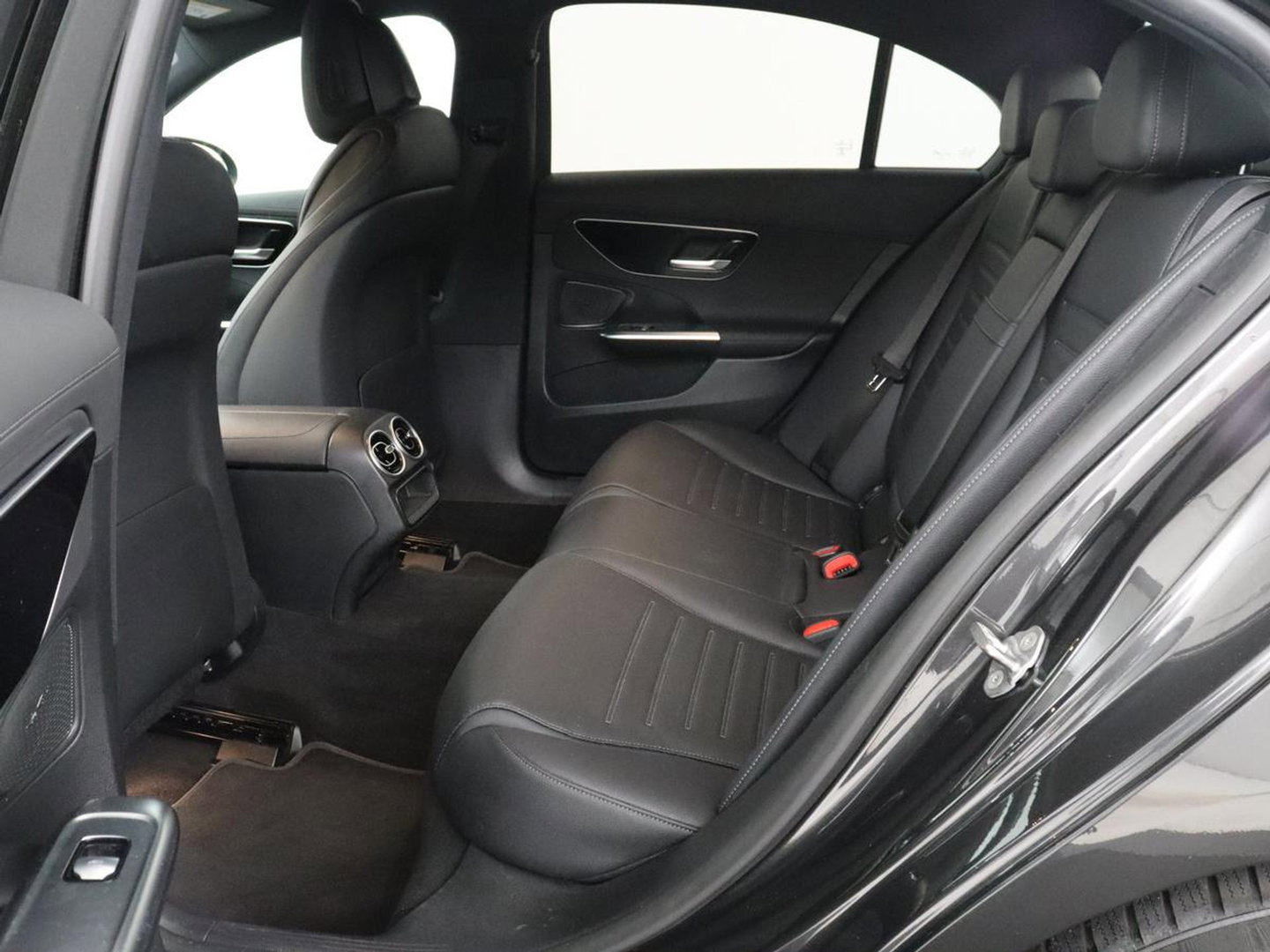 Mercedes-Benz C-Klasse 200 Launch Edition AMG Line | Leder | Cruise control | Stoelverwarming | Camera | Park assist | Sfeerverlichting | 19" velgen
