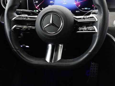 Mercedes-Benz C-Klasse 200 Launch Edition AMG Line | Leder | Cruise control | Stoelverwarming | Camera | Park assist | Sfeerverlichting | 19" velgen