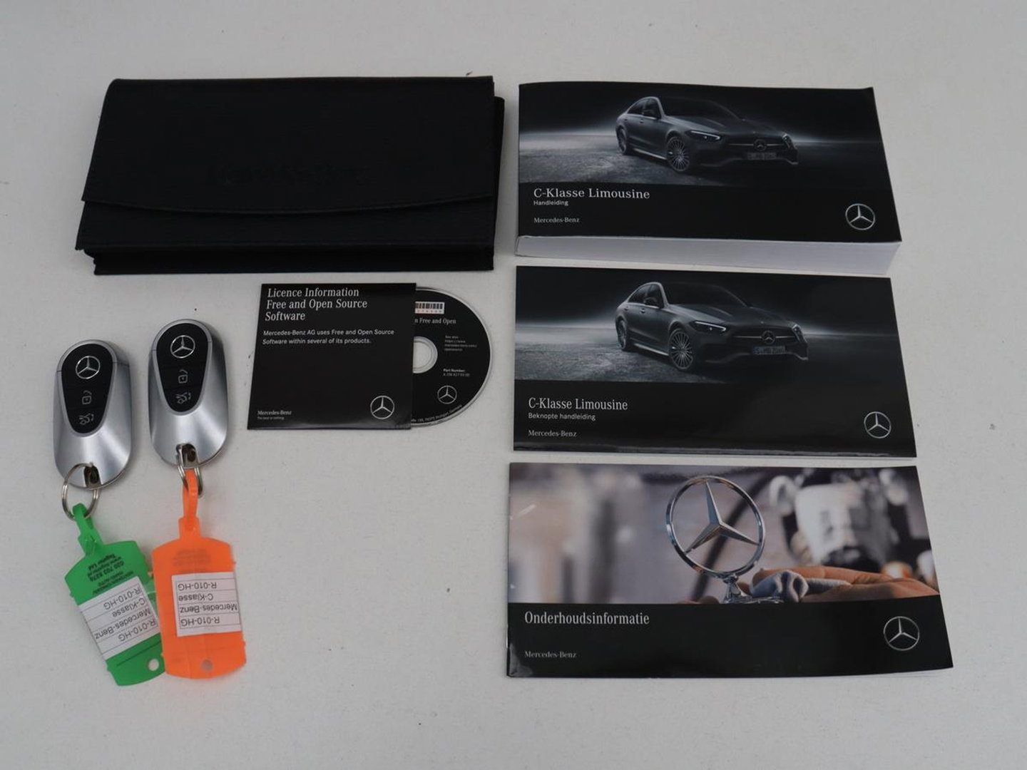 Mercedes-Benz C-Klasse 200 Launch Edition AMG Line | Leder | Cruise control | Stoelverwarming | Camera | Park assist | Sfeerverlichting | 19" velgen