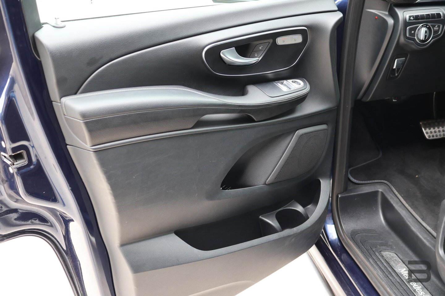 Mercedes-Benz V-Klasse 250d Lang DC Edition / AMG line / Stoelventilatie / Stoelverwarming / 2x Scuifdeur / Maestro surroundsystem / Origineel NL