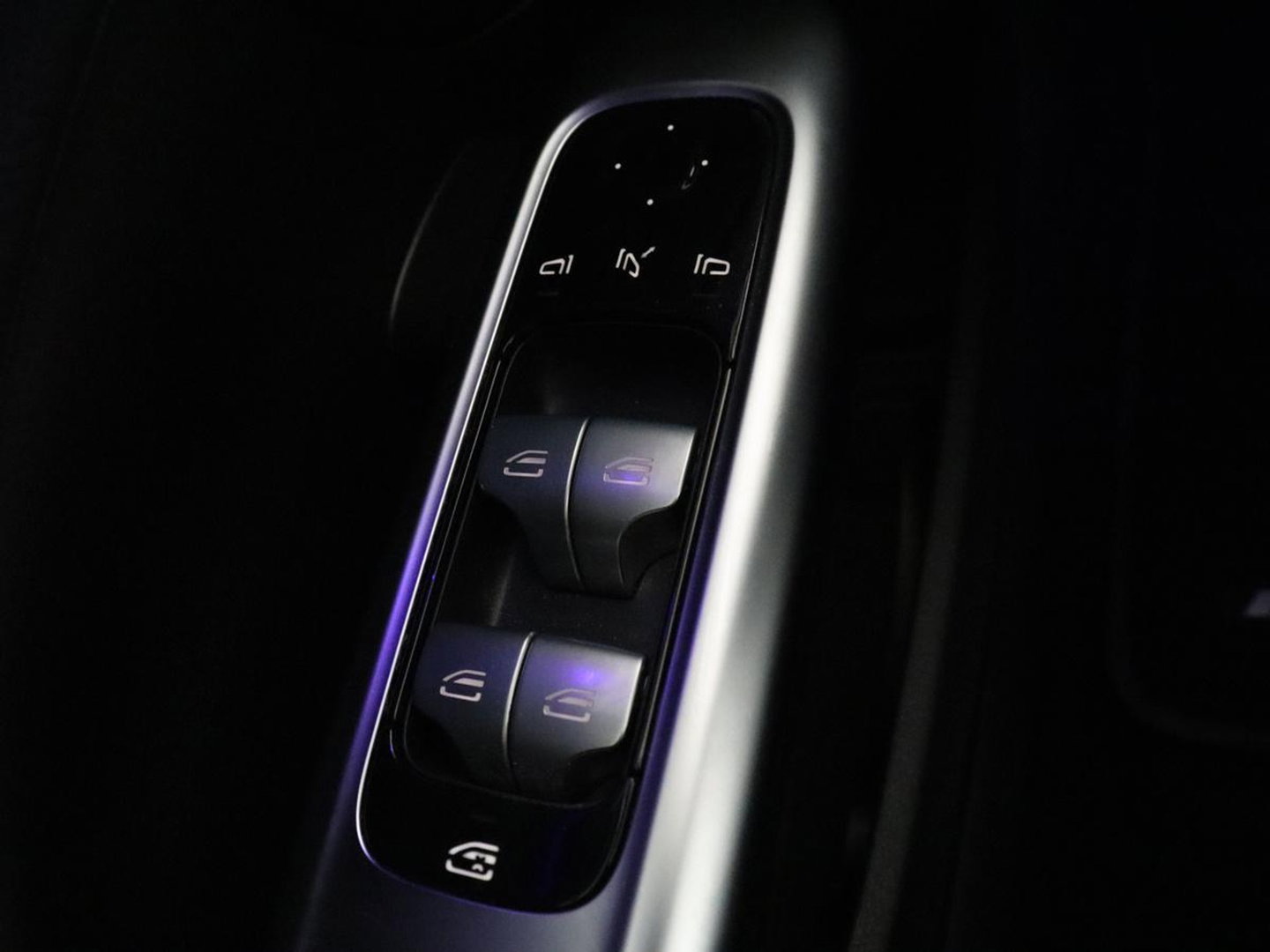 Mercedes-Benz C-Klasse 200 Launch Edition AMG Line | Leder | Cruise control | Stoelverwarming | Camera | Park assist | Sfeerverlichting | 19" velgen