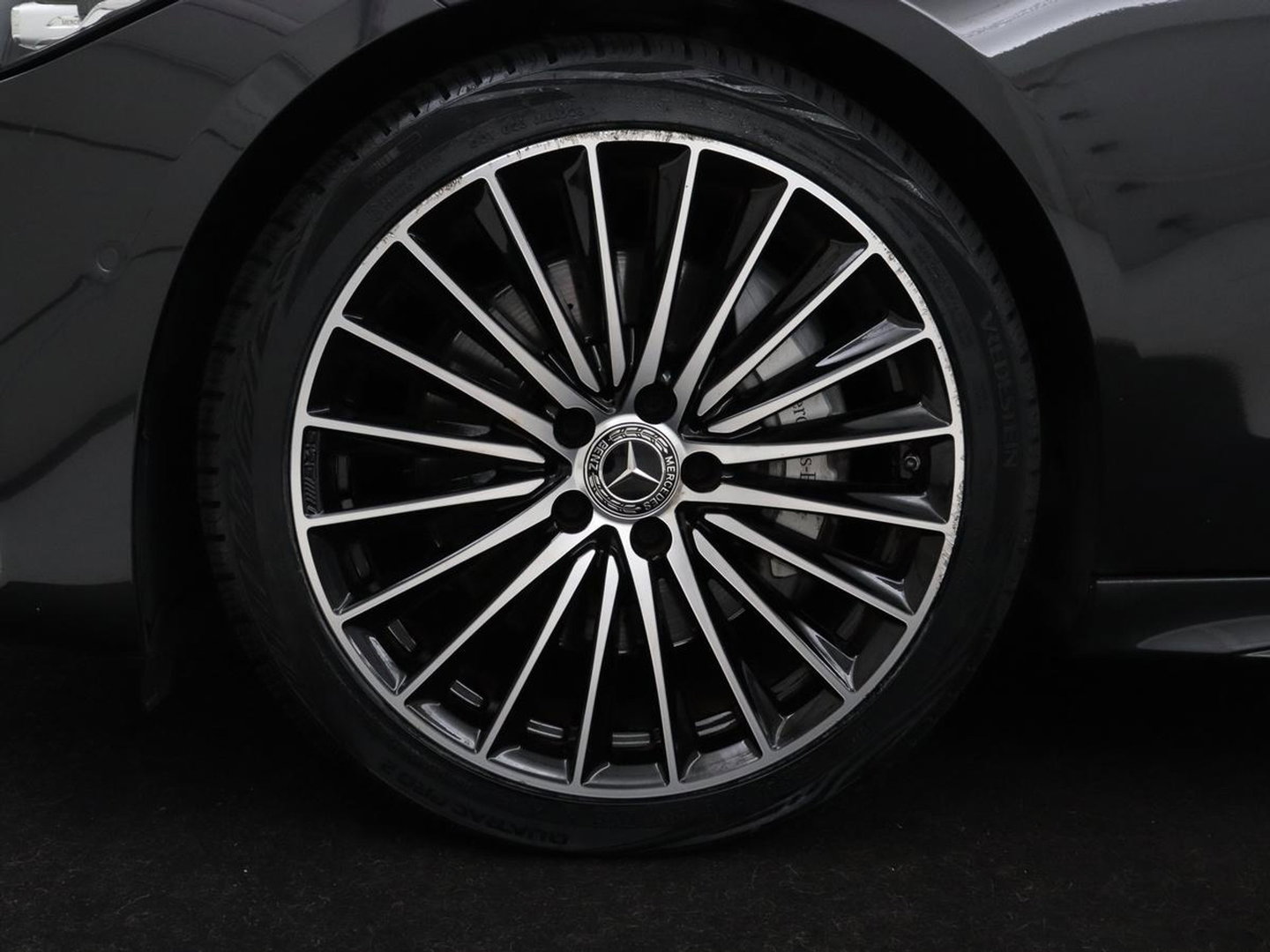 Mercedes-Benz C-Klasse 200 Launch Edition AMG Line | Leder | Cruise control | Stoelverwarming | Camera | Park assist | Sfeerverlichting | 19" velgen