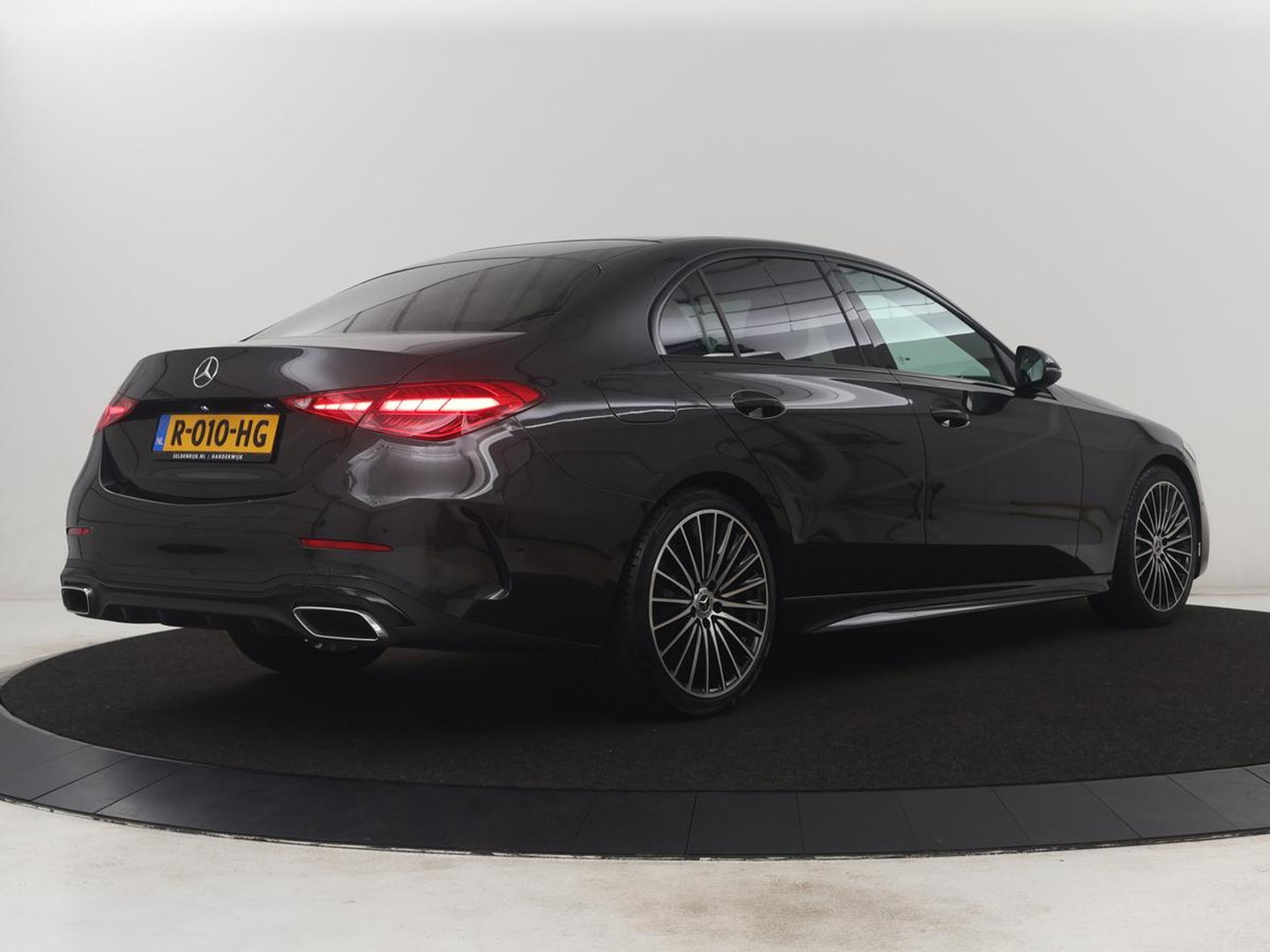 Mercedes-Benz C-Klasse 200 Launch Edition AMG Line | Leder | Cruise control | Stoelverwarming | Camera | Park assist | Sfeerverlichting | 19" velgen
