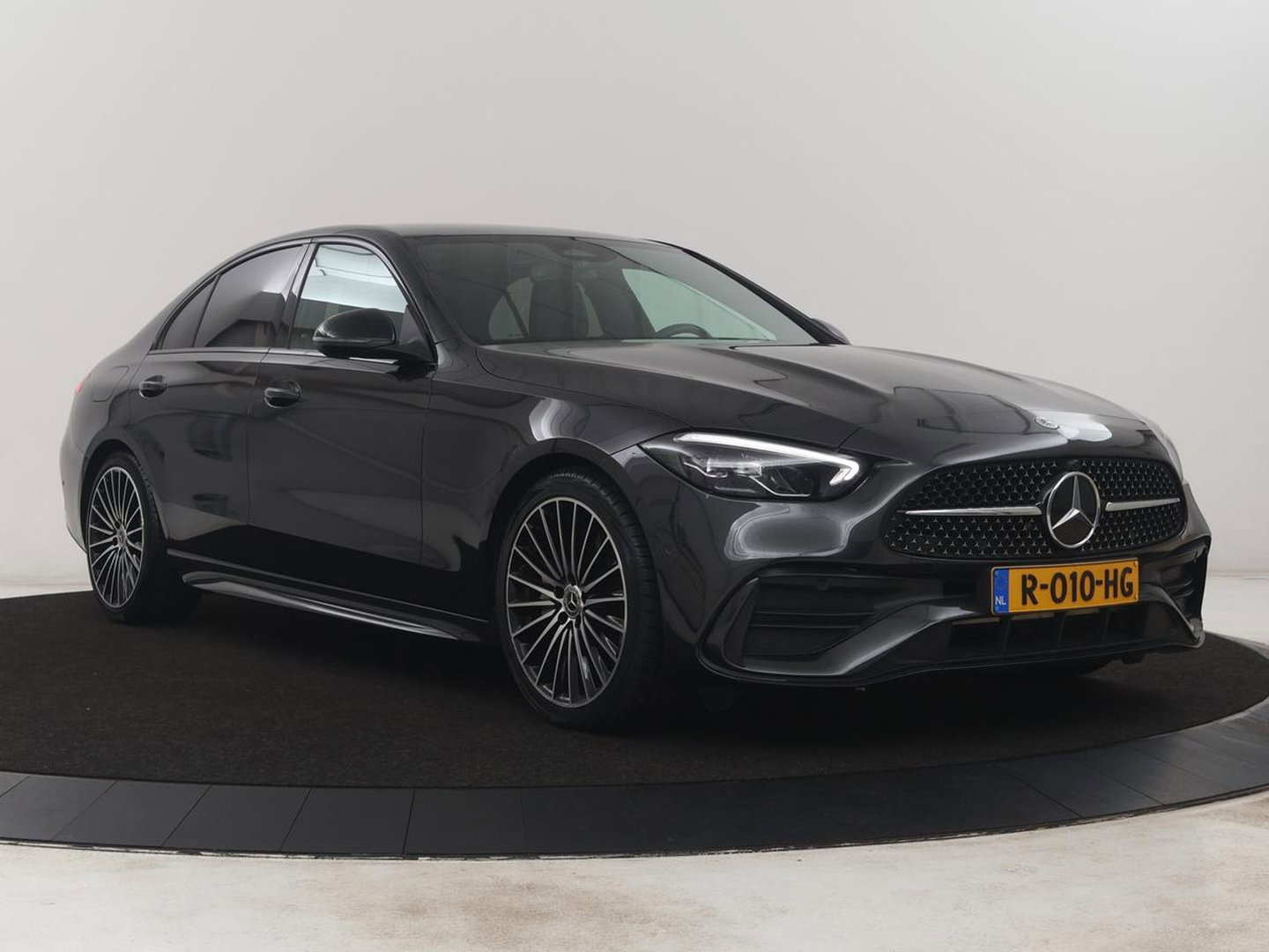 Mercedes-Benz C-Klasse 200 Launch Edition AMG Line | Leder | Cruise control | Stoelverwarming | Camera | Park assist | Sfeerverlichting | 19" velgen