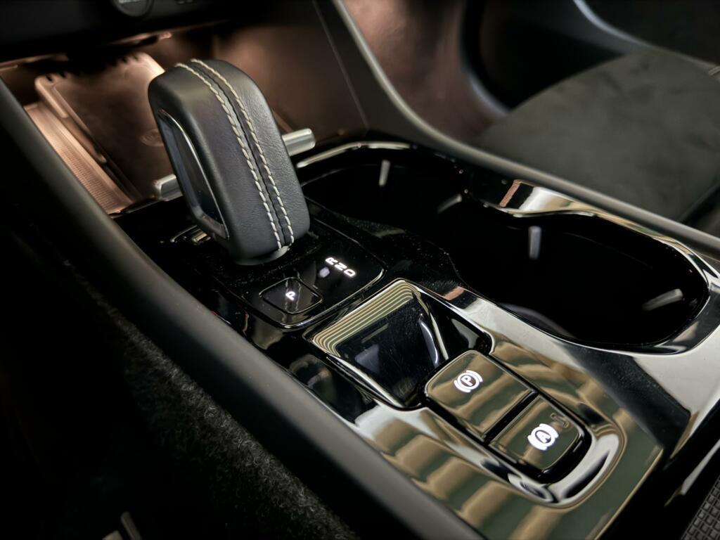 Volvo XC40 1.5 T5 Recharge R-Design Pano H/K Camera Cruise