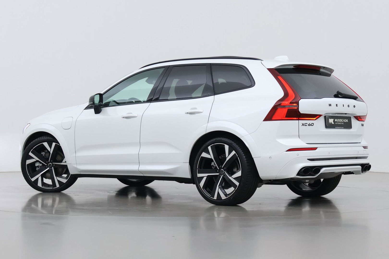 Volvo XC60 T6 Ultra Black Edition | HEICO | 22 Inch | Bowers&Wilkins | Luchtvering | Trekhaak | 360° Camera | Stoelventilatie