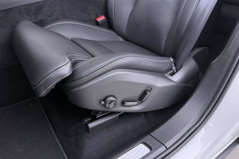 Volvo XC60 T6 Ultra Black Edition | HEICO | 22 Inch | Bowers&Wilkins | Luchtvering | Trekhaak | 360° Camera | Stoelventilatie