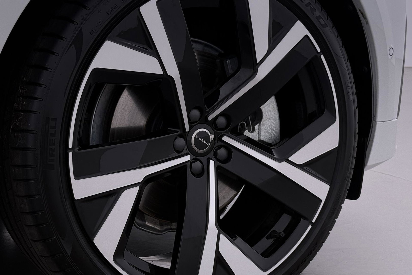 Volvo XC60 T6 Ultra Black Edition | HEICO | 22 Inch | Bowers&Wilkins | Luchtvering | Trekhaak | 360° Camera | Stoelventilatie