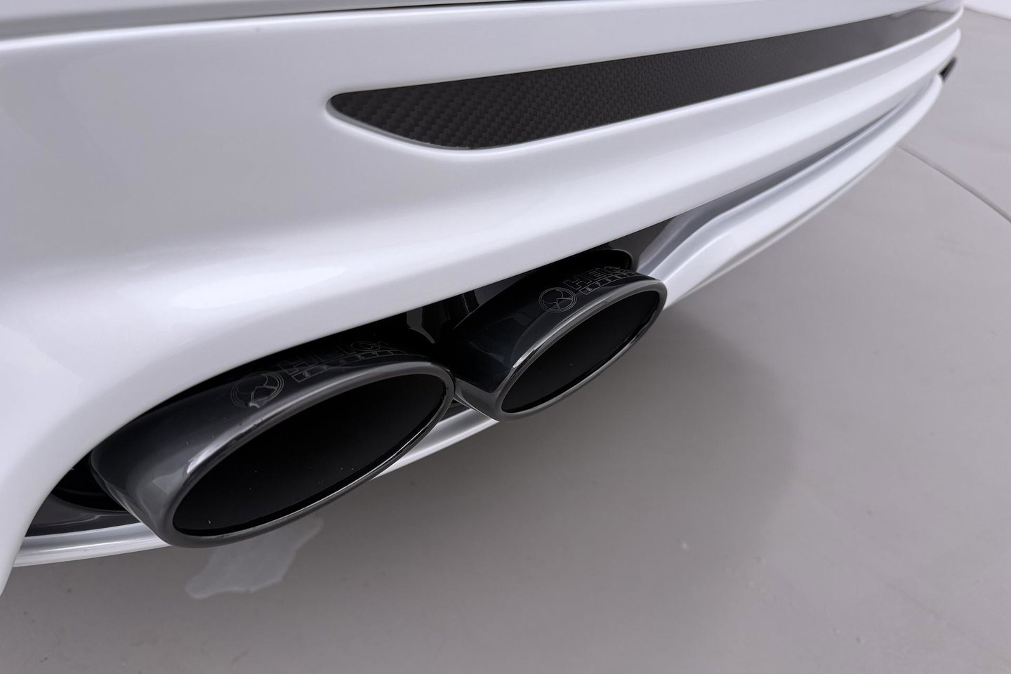 Volvo XC60 T6 Ultra Black Edition | HEICO | 22 Inch | Bowers&Wilkins | Luchtvering | Trekhaak | 360° Camera | Stoelventilatie