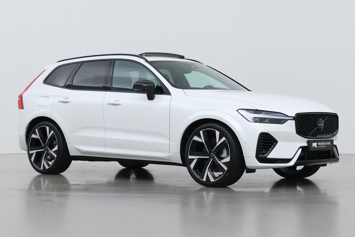 Volvo XC60 T6 Ultra Black Edition | HEICO | 22 Inch | Bowers&Wilkins | Luchtvering | Trekhaak | 360° Camera | Stoelventilatie