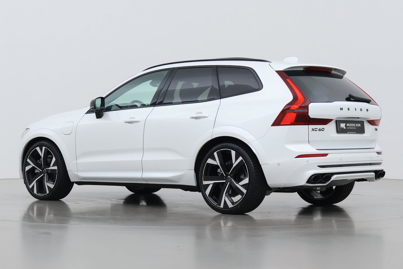 Volvo XC60 T6 Ultra Black Edition | HEICO | 22 Inch | Bowers&Wilkins | Luchtvering | Trekhaak | 360° Camera | Stoelventilatie