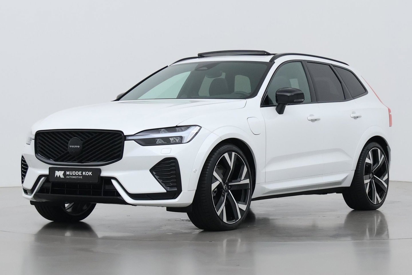 Volvo XC60 T6 Ultra Black Edition | HEICO | 22 Inch | Bowers&Wilkins | Luchtvering | Trekhaak | 360° Camera | Stoelventilatie