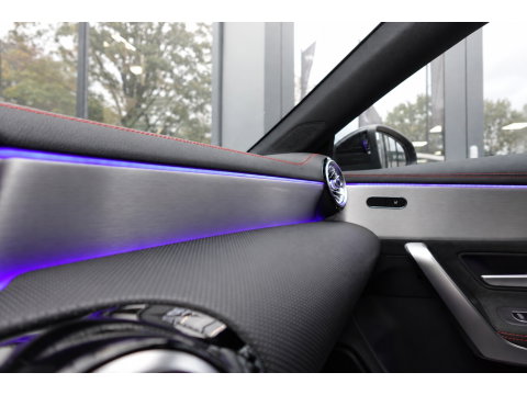 Mercedes-Benz CLA-Klasse 180 AMG PANO CAM SFEER